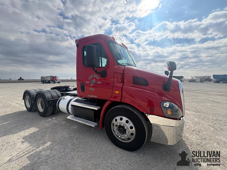 2015-freightliner-cascadia-113-image-3