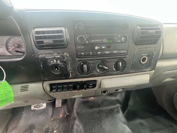 ford-f350-xlt-image-32