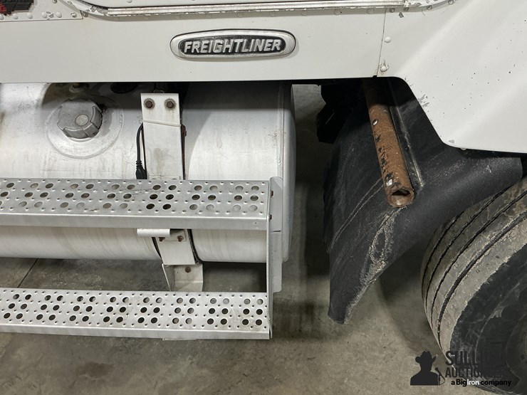 1999-freightliner-fld112-image-17