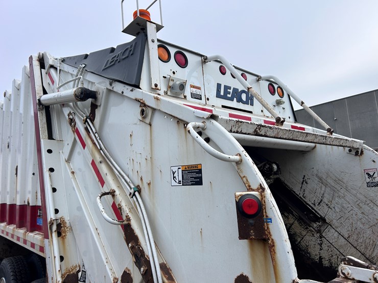 international-7400-image-28