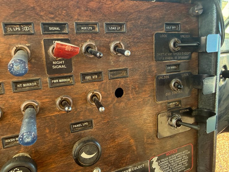 1993-peterbilt-377-image-70