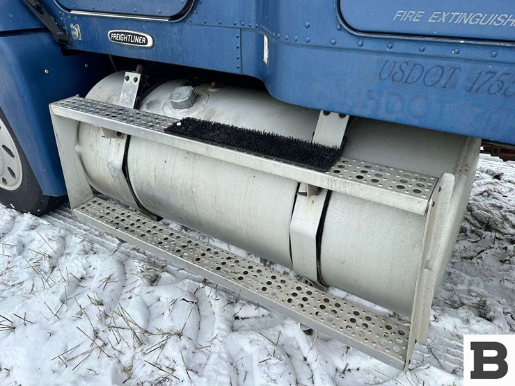 1999-freightliner-fld120-image-35