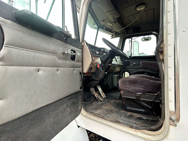 2001-peterbilt-330-image-51