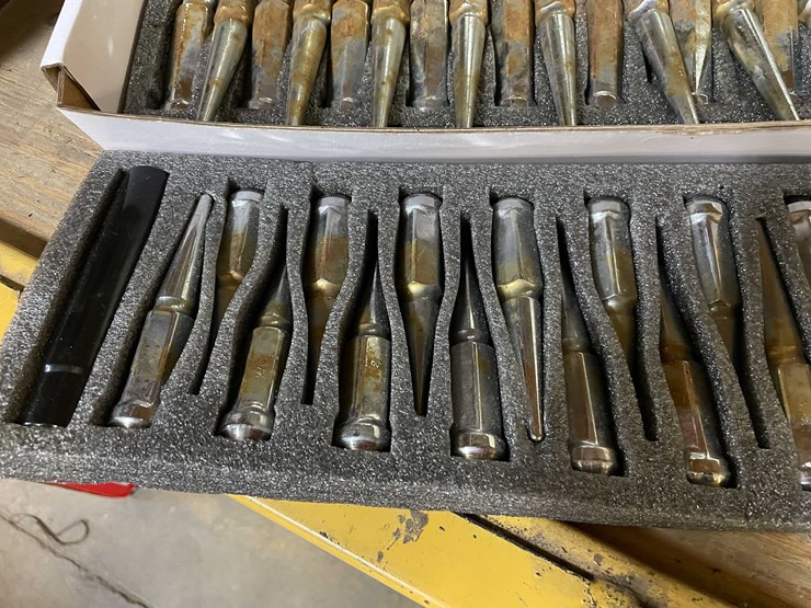 #2311-•-set-of-32-spiked-lug-nuts-(pr12)-image-3