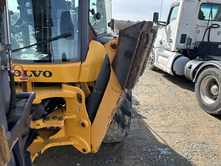 2012-volvo-bl70b-image-37