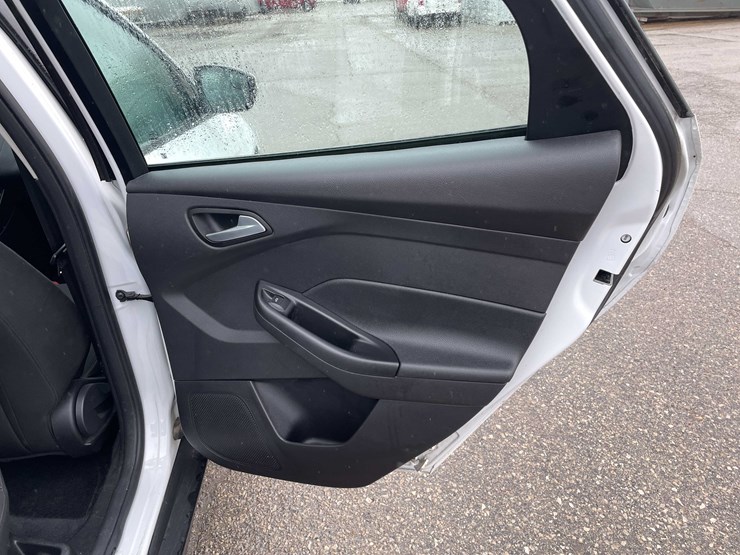 #1428-•-2015-white-ford-focus-se-sedan-(has-wi-title)-image-45