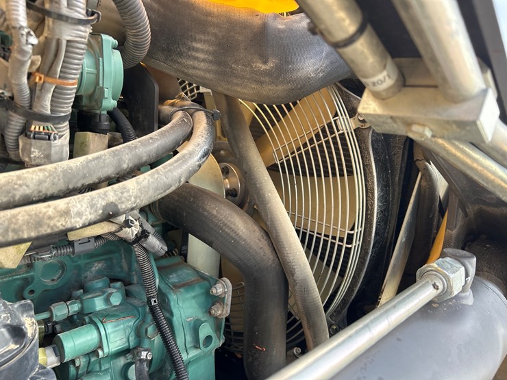 2012-volvo-bl70b-image-81