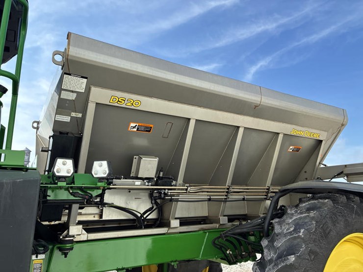 2022-john-deere-600r-image-37