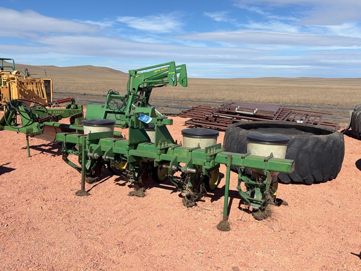 john-deere-corn-planter-image-1