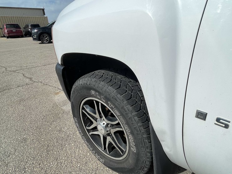 #1429-•-2008-white-chevy-silverado-(has-wi-title)-(of)-image-7