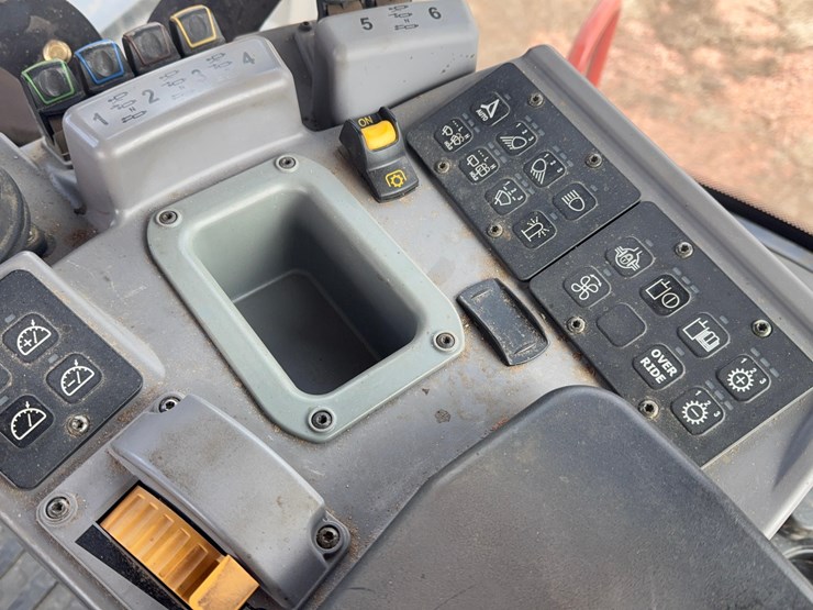 2017-versatile-375-tractor-image-23