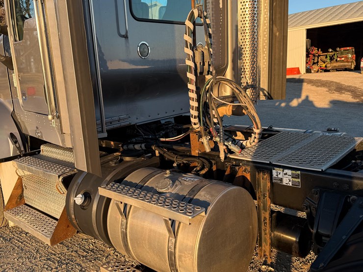 2017-kenworth-t800-image-19