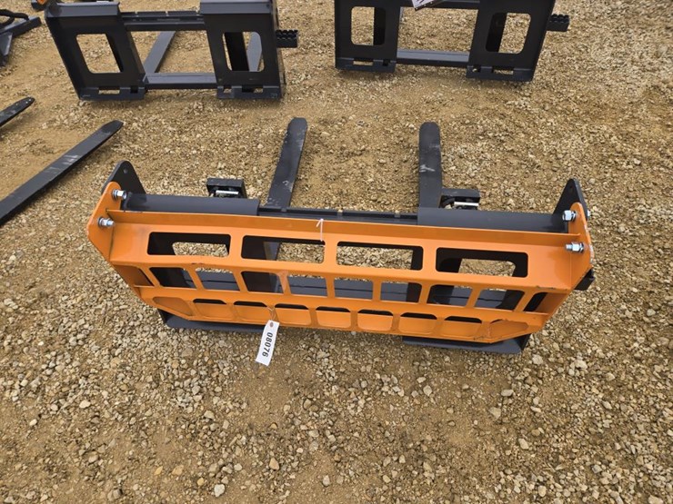 #8076-•-new-skid-steer-pallet-forks--4000-lb-rating-image-3