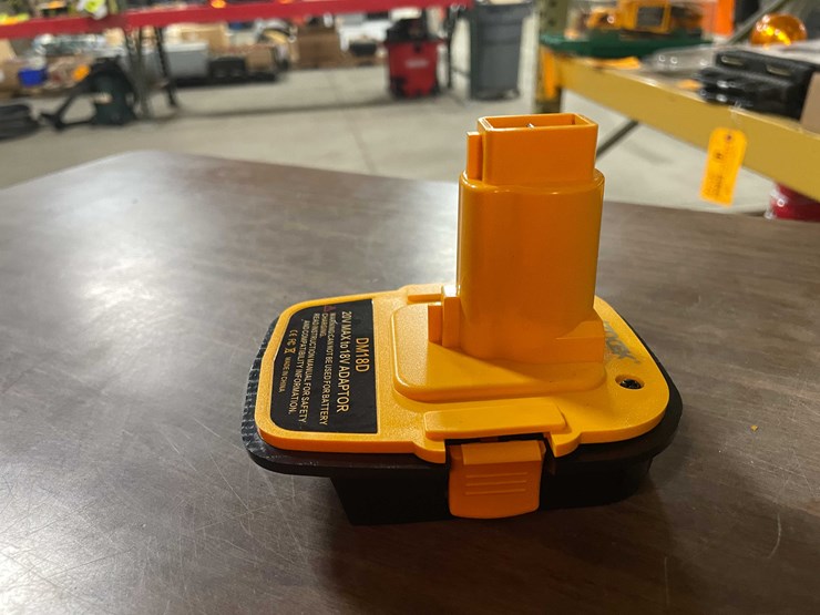 #2294-•-dewalt-18-volt-to-20-volt-battery-adapter-(pr11)-image-4