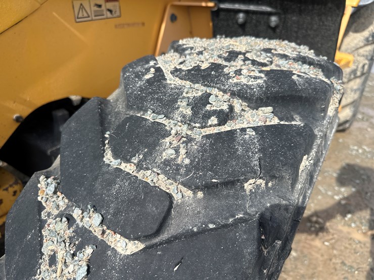 2012-volvo-bl70b-image-114