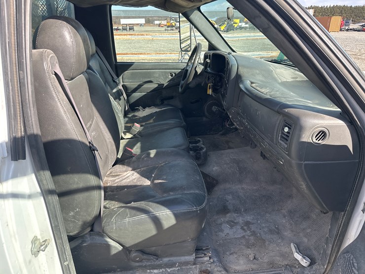 2005-gmc-3500-image-26