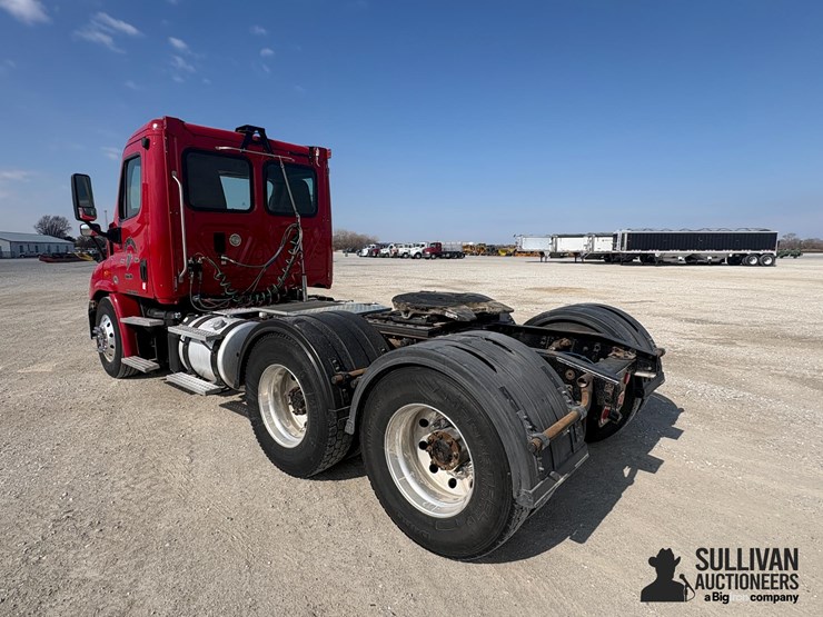 2015-freightliner-cascadia-113-image-7