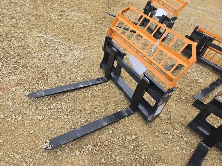#8075-•-new-skid-steer-pallet-forks--4000-lb-rating-image-1