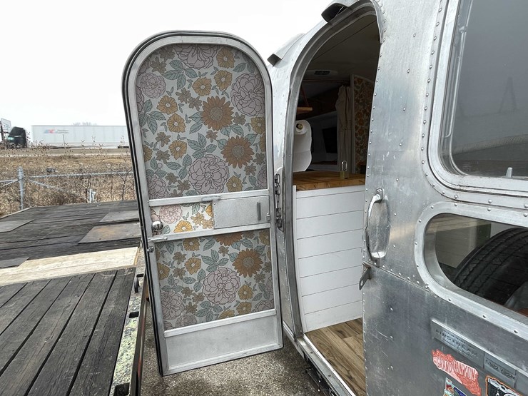 #1435-•-1978-airstream-land-yacht-31'---fully-remodeled,-road-ready-(has-wi-title)-(of)-image-4