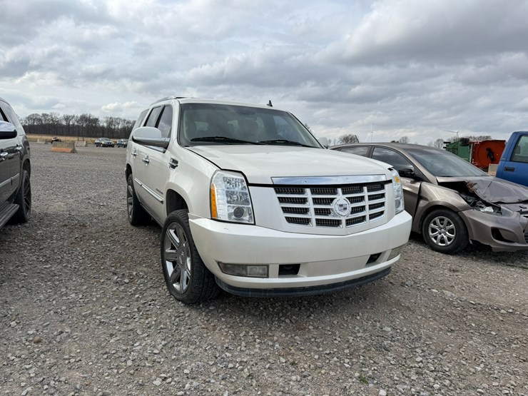 2011-cadillac-escalade-image-2
