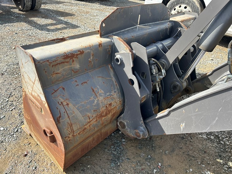 2012-volvo-bl70b-image-12