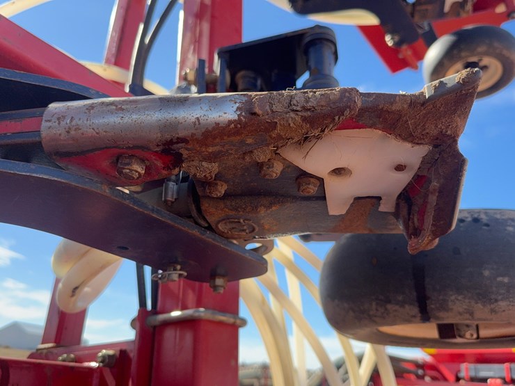 morris-contour-air-seeder-with-morris-8300-air-cart-image-11