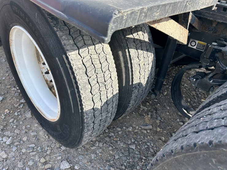 2016-peterbilt-579-image-37