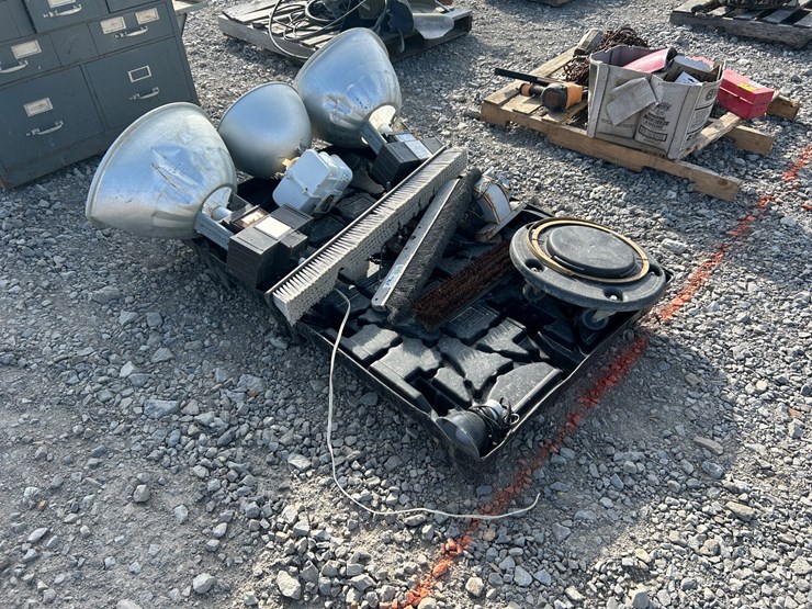 #25639-•-pallet-of-push-broom-heads,-and-circular-saws-inv#-25639-image-4