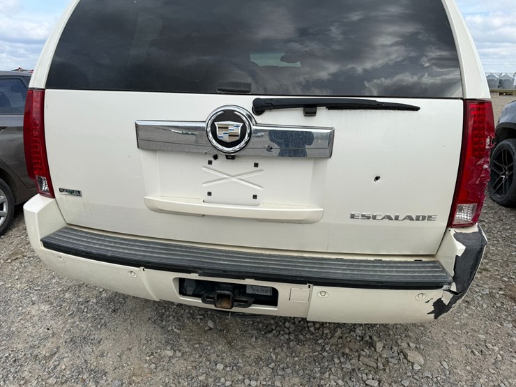 2011-cadillac-escalade-image-9