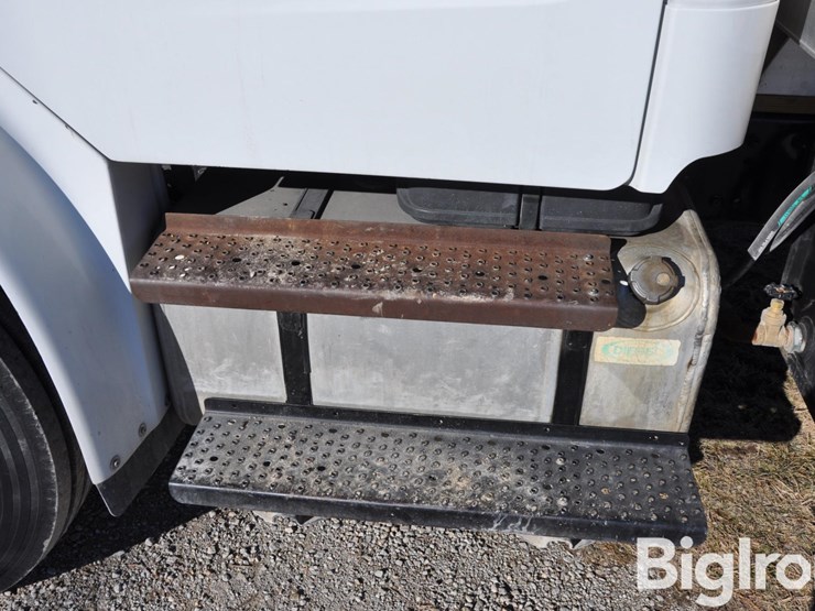 2007-freightliner-m2-106-image-13