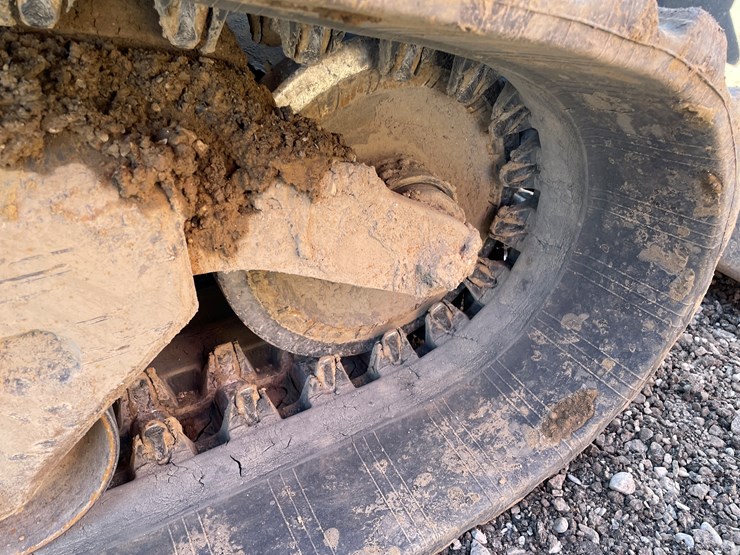 2019-new-holland-c237-image-23