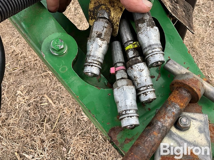 2010-john-deere-568-image-13