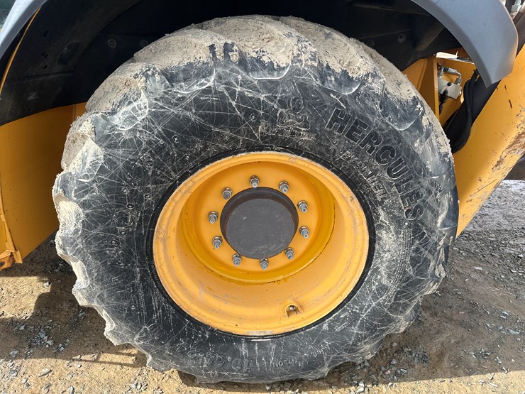 2012-volvo-bl70b-image-115