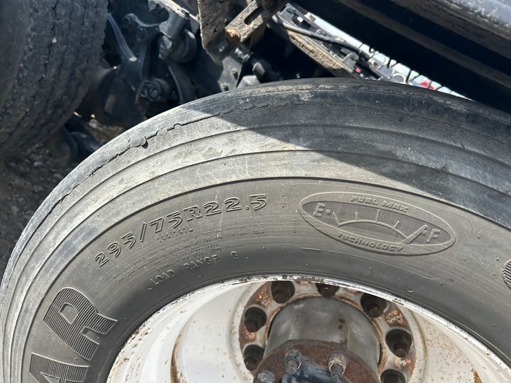 2016-peterbilt-579-image-23