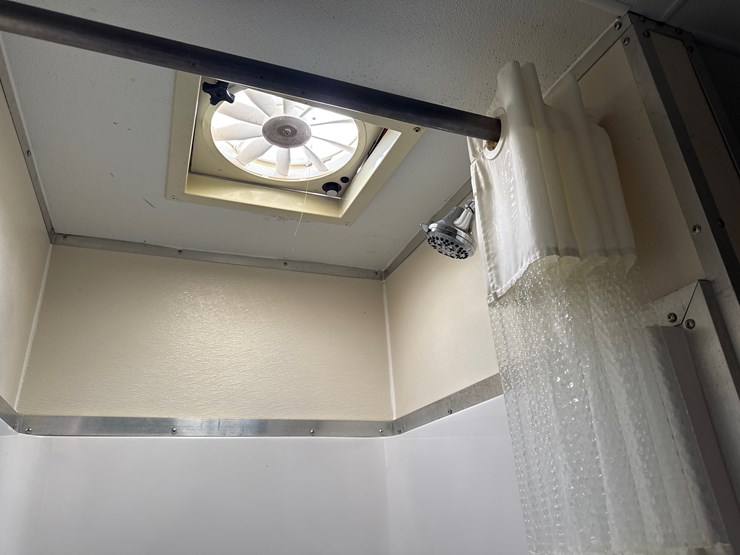 #38234-•-2012-comforts-of-home-22'-t/a-(3)-stall-mobile-shower-&-bathroom-4c9tn2225cm081303-inv#-38234-image-26