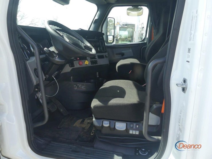 2025-freightliner-cascadia-116-image-12