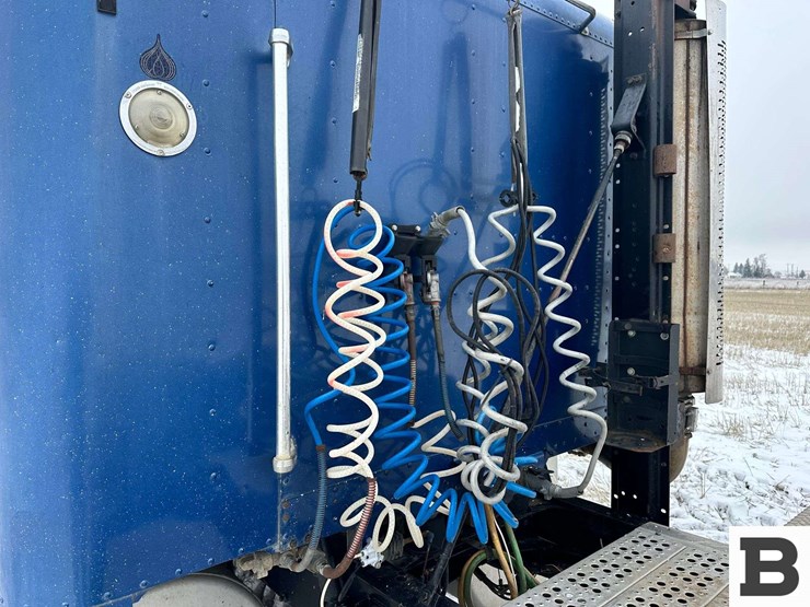 1999-freightliner-fld120-image-38