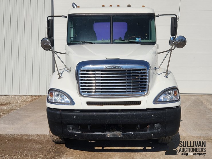 2003-freightliner-columbia-120-image-2