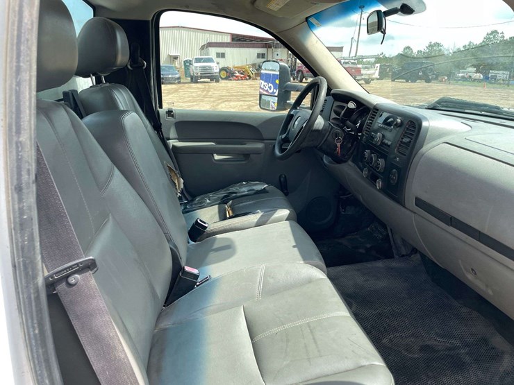 2010-chevrolet-silverado-3500-image-31