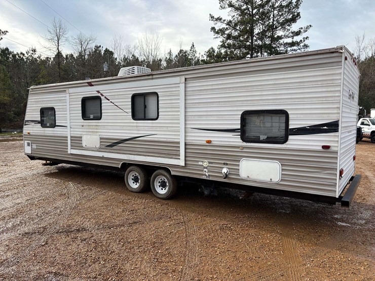 2009-cherokee-"grey-wolf"-pull-behind-travel-trailer-image-2