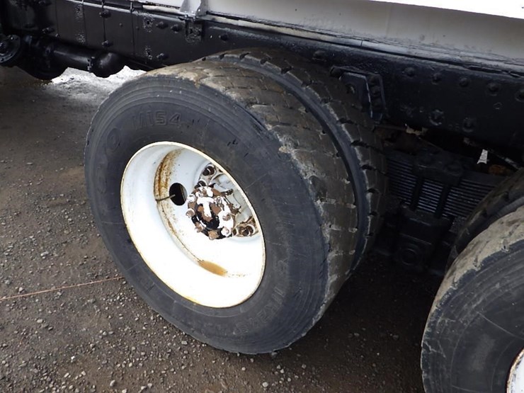 2007-peterbilt-335-image-34