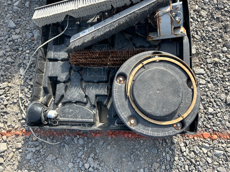 #25639-•-pallet-of-push-broom-heads,-and-circular-saws-inv#-25639-image-11