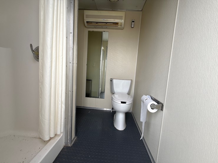#38234-•-2012-comforts-of-home-22'-t/a-(3)-stall-mobile-shower-&-bathroom-4c9tn2225cm081303-inv#-38234-image-22