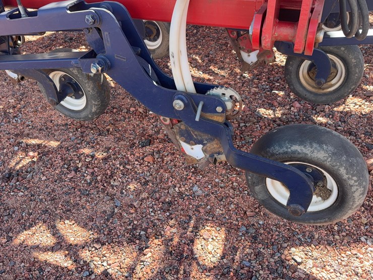 morris-contour-air-seeder-with-morris-8300-air-cart-image-15