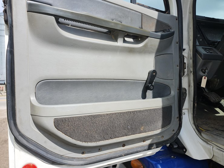 tag-#285,-freightliner-semi-image-19