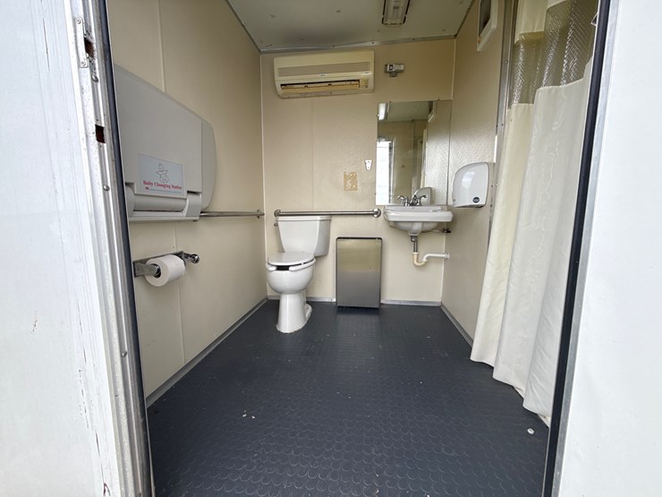 #38234-•-2012-comforts-of-home-22'-t/a-(3)-stall-mobile-shower-&-bathroom-4c9tn2225cm081303-inv#-38234-image-34