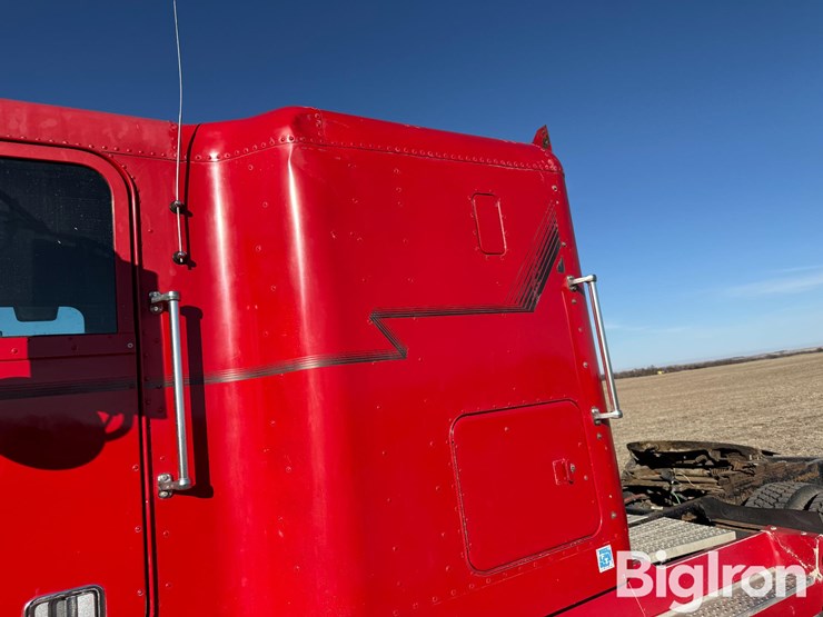 1997-freightliner-fld120-image-16