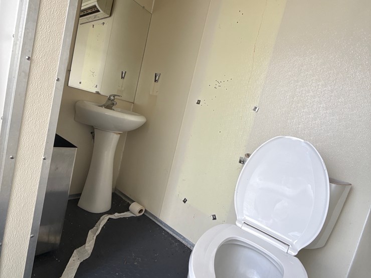 #38234-•-2012-comforts-of-home-22'-t/a-(3)-stall-mobile-shower-&-bathroom-4c9tn2225cm081303-inv#-38234-image-29