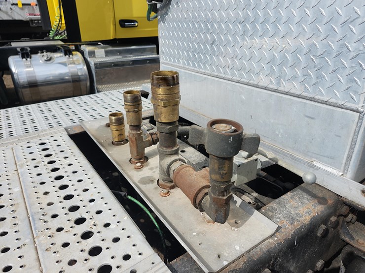 tag-#285,-freightliner-semi-image-13