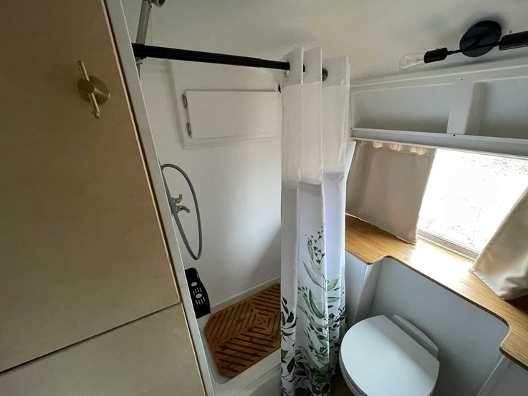 #1435-•-1978-airstream-land-yacht-31'---fully-remodeled,-road-ready-(has-wi-title)-(of)-image-17